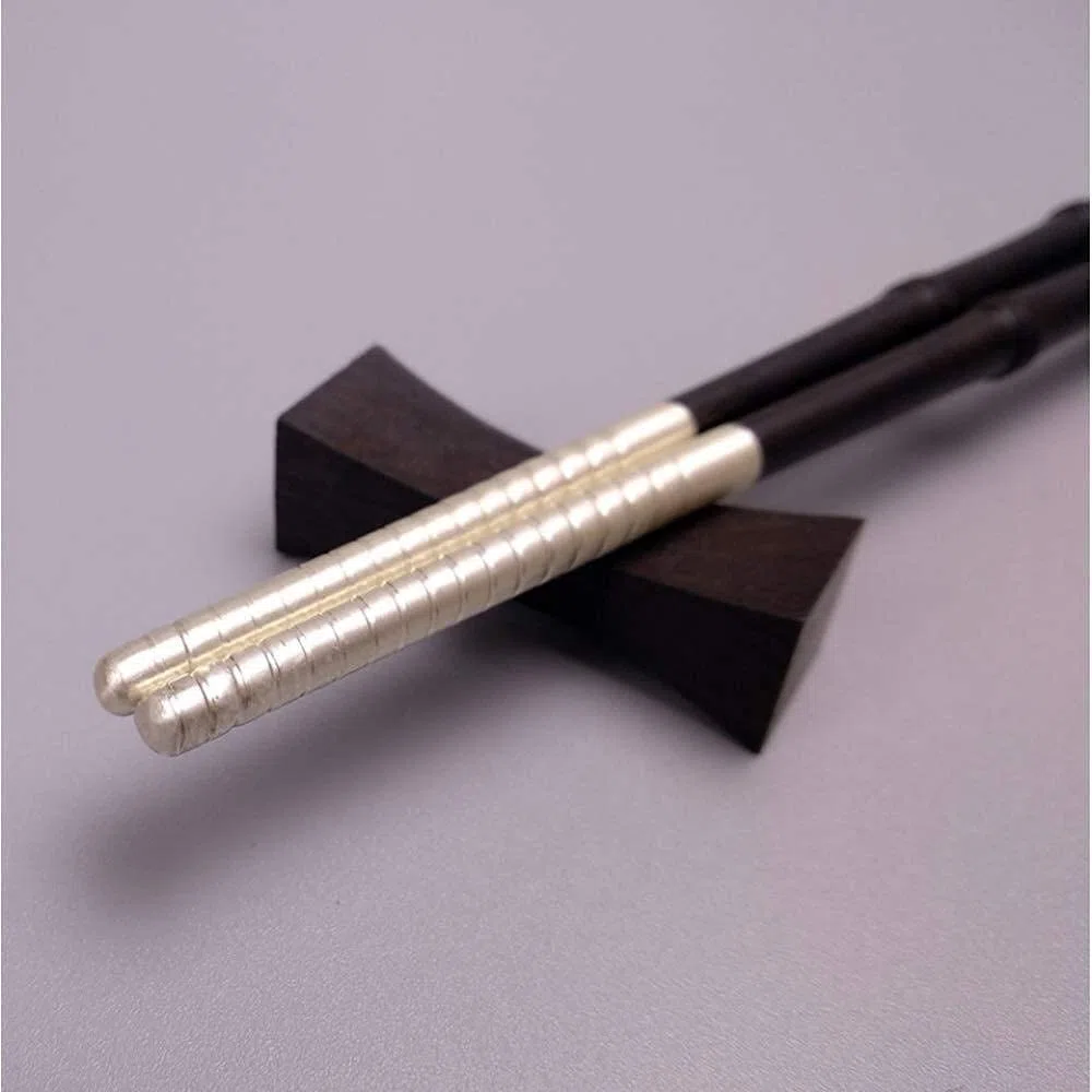 Baguettes, baguettes en argent de haute qualité en argent sterling 999 massif, 2 paires de baguettes en acajou de haute qualité, 22,7 cm de long