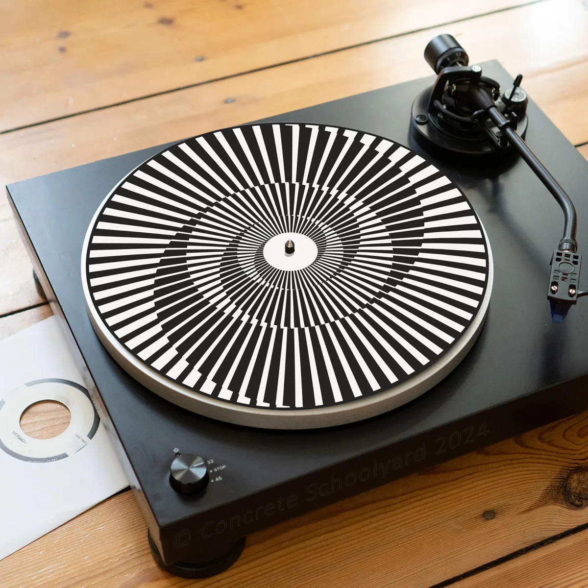 Hypnotique Tapis en Feutrine pour Platine Vinyle avec Illusion d’Optique psychédélique | Impression Haute résolution | Feutre Super Doux | Accessoire DJ | Fabriqué à Berlin par Concrete Schoolyard